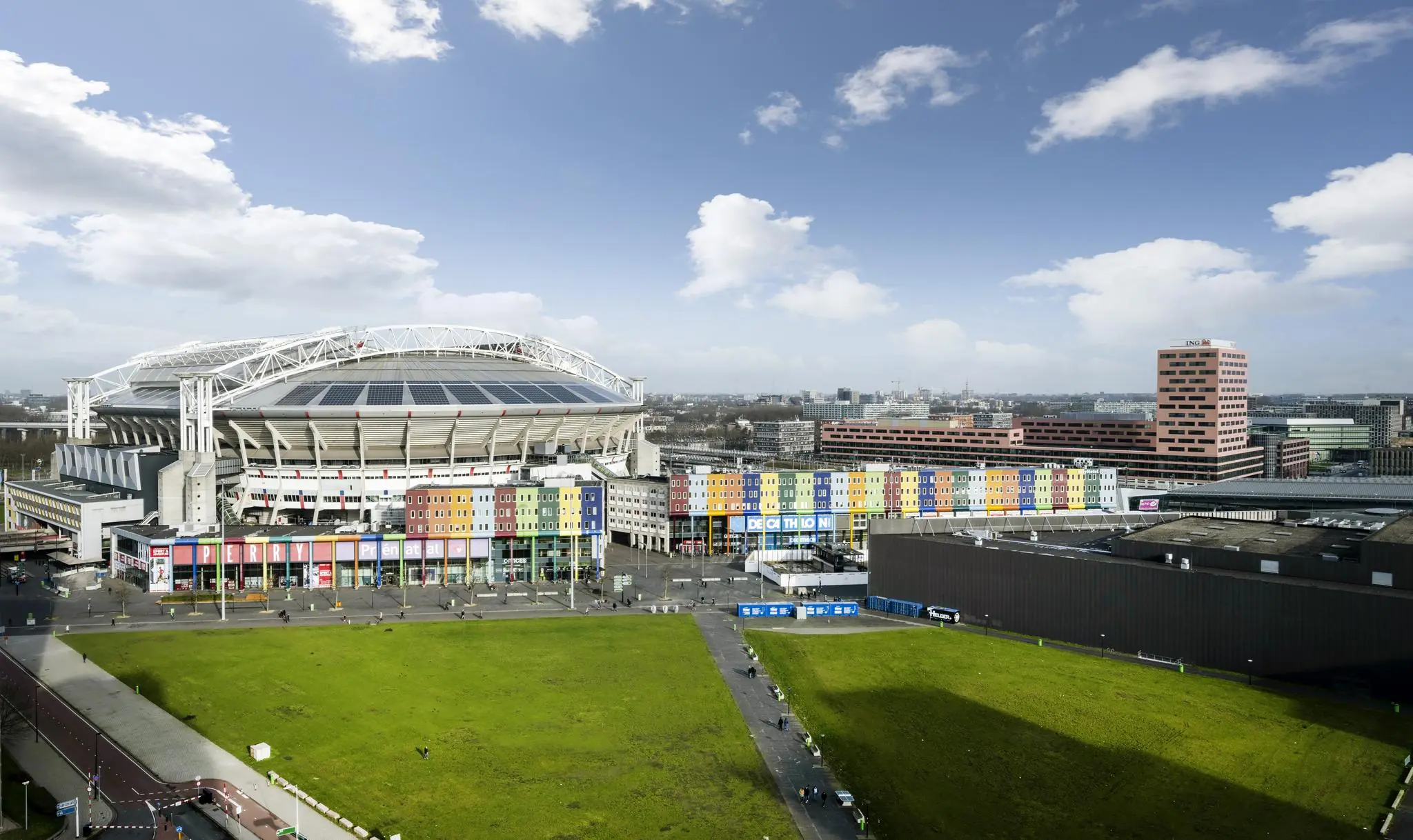 Luchtfoto van de Johan Cruijff ArenA en de omliggende gebouwen aan de Johan Cruijff Boulevard in Amsterdam.